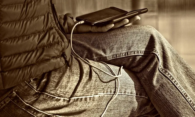 A person using Myfastbroker trading apps on a smartphone for seamless online trading.
